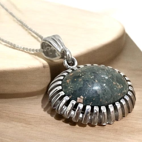 قلادة فضة نسائية بحجر عقيق جبل احد