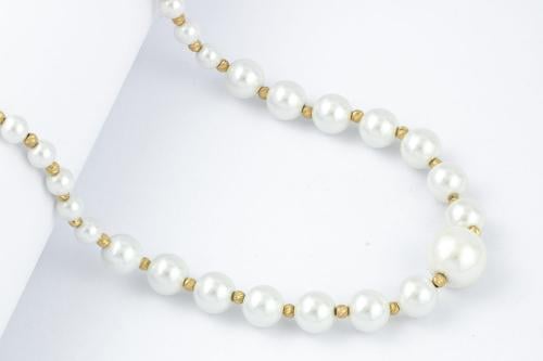 سوار لؤلؤ وذهب عيار 18 بخرزات مزخرفة (Diamond-Cut)