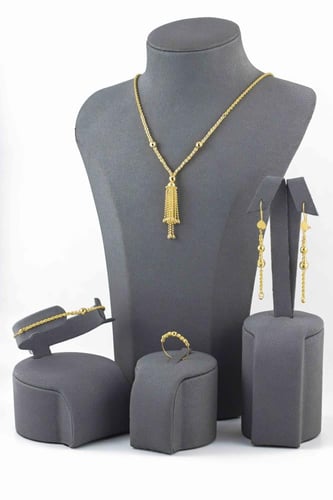 طقم ذهب عيار 21 ملكي بتصميم التنسيلة المبرومة.