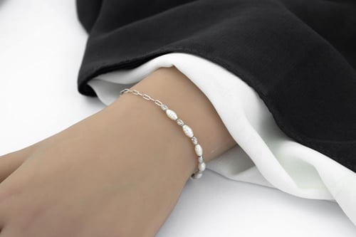 سوار لؤلؤ بيضاوي وذهب أبيض بتصميم عصري