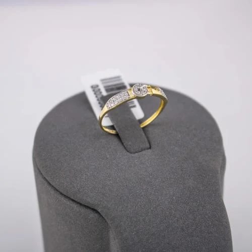 18k gold ring with zircon stones M8534