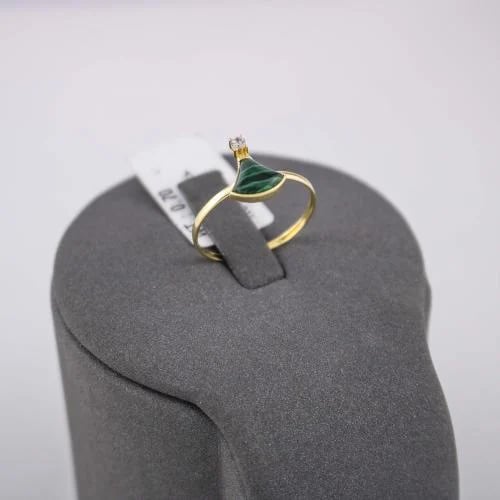 18k gold ring with a luxurious green stone, model...