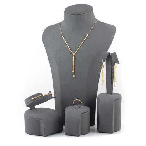 طقم ذهب عيار 21 ناعم بتصميم سلاسل مجدولة وتدليات ذ...