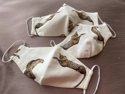 كمامة قماشية على شكل نمر خلفية اوف وايت رقم#68