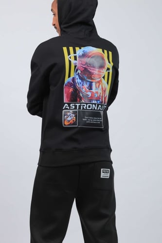 هودي اوفر سايز اسود بطبعة رجل الفضاء