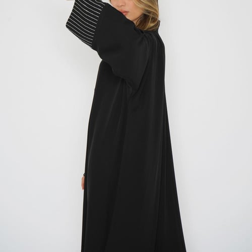 عباية سوداء تطريز كرستال فضي على الاكمام و جوانب ا...