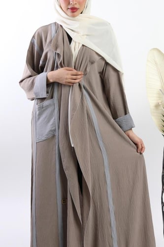 عباية ملونة بتداخل بين اللون البيج والرمادي وجيب ج...