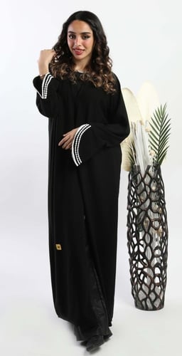 عباية سوداء مزينة بقيطان أبيض في الكم 5095