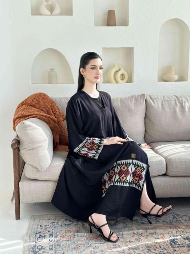 عباية يوم التأسيس بتداخل قماش كشميري في الأكمام 70...