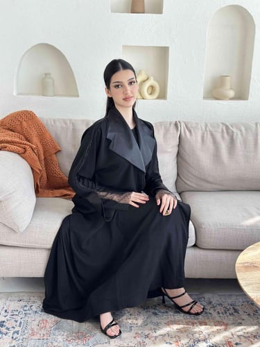 عباية سوداء أنيقة بلمسات من الدانتيل 7029