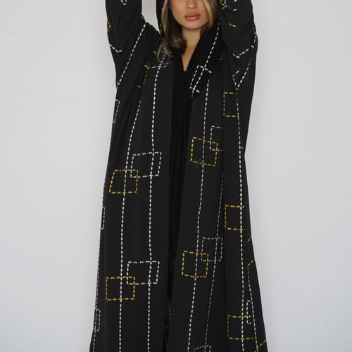 عباية سوداء كريب ومطرز ة بخيوط مربعه باللون الابيض...