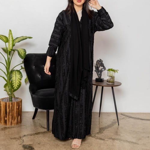 عباية سوداء مقلمة بخيوط حريرية الملمس رقم الموديل...