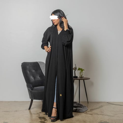 عبايه سوداء سادة بكم مزموم القفله طقطق رقم 5016