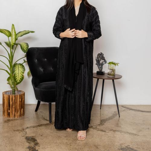 عباية سوداء مقلمة بخيوط حريرية الملمس رقم الموديل...