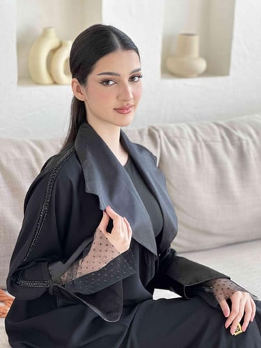 عباية سوداء أنيقة بلمسات من الدانتيل 7029