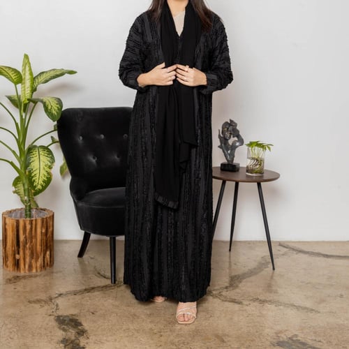 عباية سوداء مقلمة بخيوط حريرية الملمس رقم الموديل...