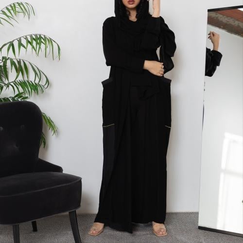 عباية سوداء بطقطق وجيوب مطرزة من الجنب N1073