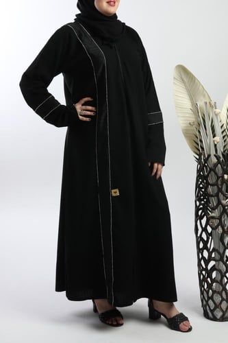 عباية سوداء بتداخل قماش وفصوص فضية طولية وعلى الكم...