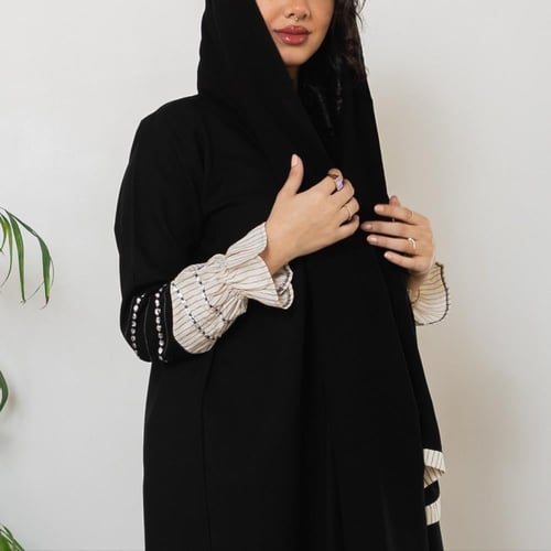 عباية سوداء سادة بأكمام مطرزة N1006