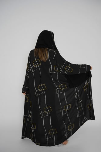 عباية سوداء كريب ومطرز ة بخيوط مربعه باللون الابيض...