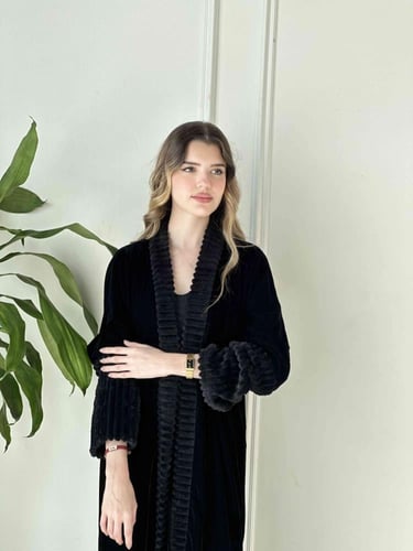 عباية شتوية مخمل سوداء 7025