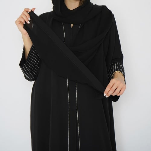 عباية سوداء تطريز كرستال فضي على الاكمام و جوانب ا...
