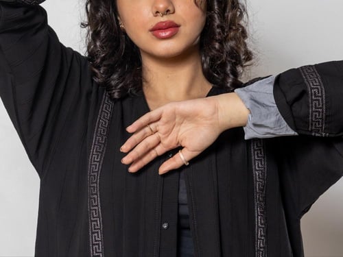 عباية سوداء سادة بتصميم مميز وكم شيفونN1050