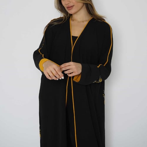 عباية سوداء بكم اورنج مزينة بورود زاهية 6025