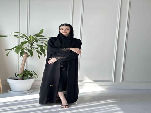 عبايه سوداء ياقة دانتيل تطريز من الاكمام 7030
