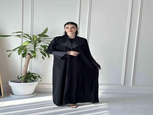عباية سوداء أنيقة بلمسات من الدانتيل 7029