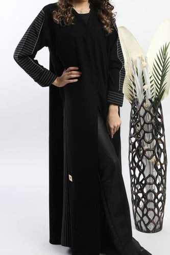 عباية سوداء بتداخل من قماش مخطط اللون الأبيض 5089