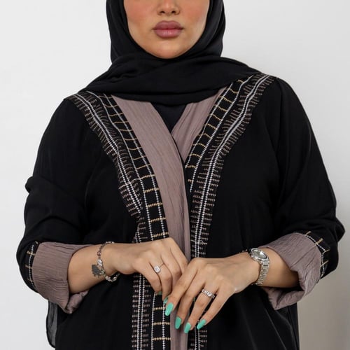 عباية سوداء كريب بتطريز النقش السعوديN1002