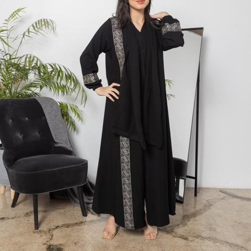 عباية كريب سوداء سادة بتطريز السدو N1012