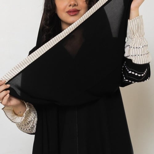 عباية سوداء سادة بأكمام مطرزة N1006