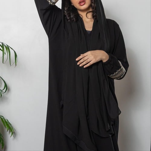 عباية سوداء سادة بتطريز سدو من الكم R1110