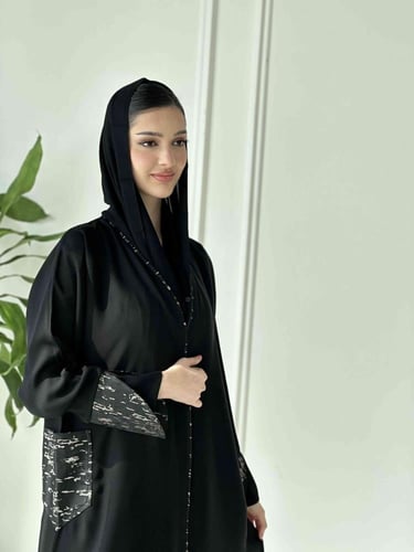 عباية سوداء بجيوب جانبيه عصرية وعملية 7016