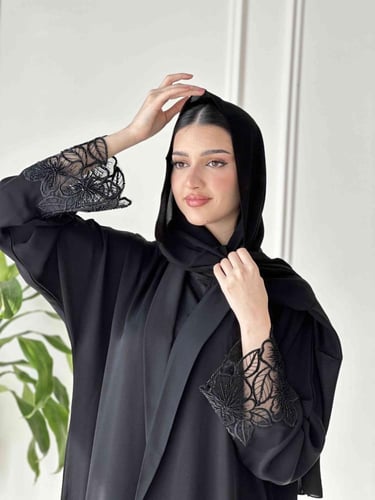 عبايه سوداء ياقة دانتيل تطريز من الاكمام 7030