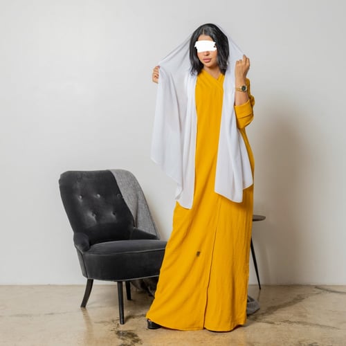 عبايه ملونة باللون الكركمي قماش حرير مغسول بحريني...