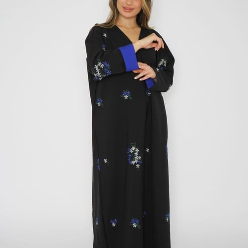 عباية سوداء بكم نيلي مزينة بورود زاهية 6024