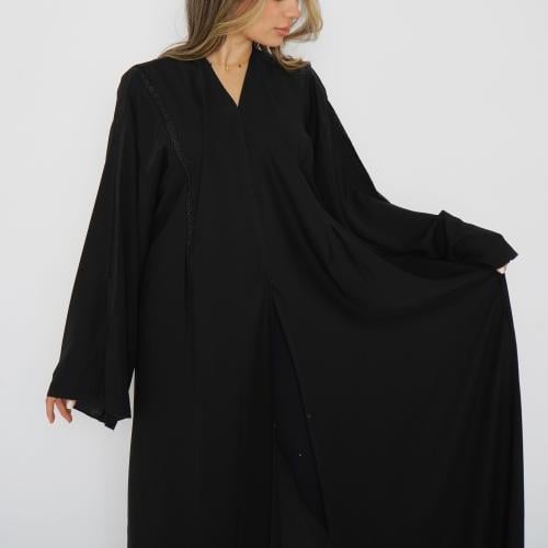 عباية سوداء مطرزة مع زخارف من الامام و الخلف 6036