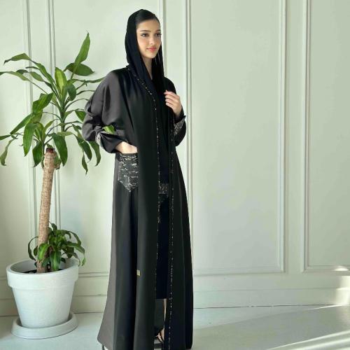 عباية سوداء بجيوب جانبيه عصرية وعملية 7016