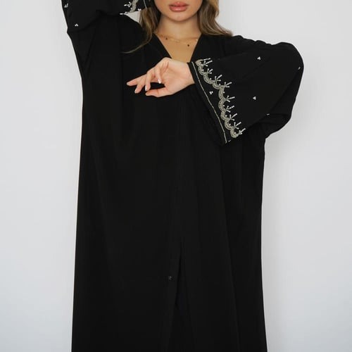 عباية سوداء فاخرة بتطريز مميز في الكم 6002