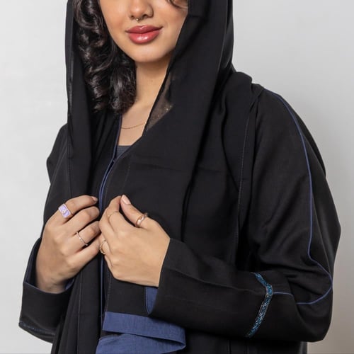 عباية سوداء سادة بخط كحلي ناعم من الامام قماش كريب...