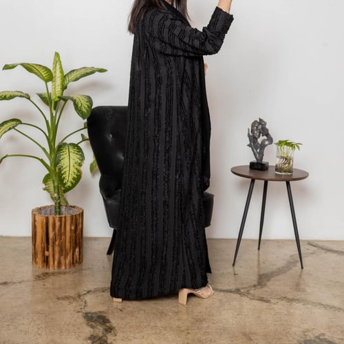 عباية سوداء مقلمة بخيوط حريرية الملمس رقم الموديل...