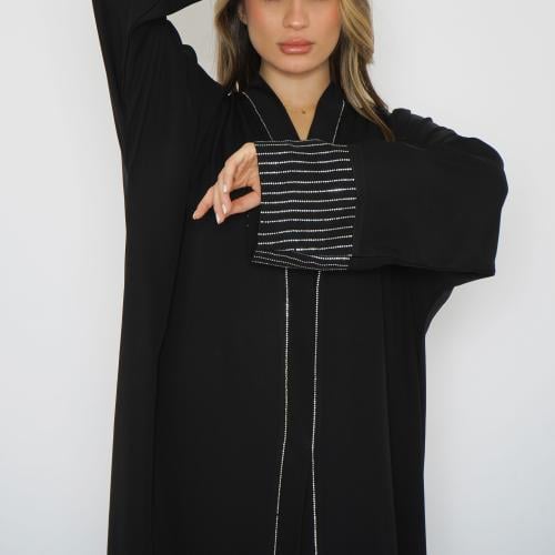 عباية سوداء تطريز كرستال فضي على الاكمام و جوانب ا...