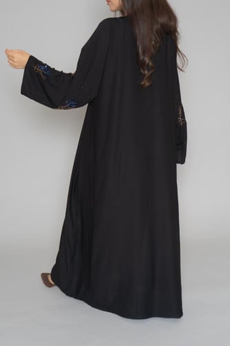 عباية سودا ء بتطاريز لون نحاسي ولون ازرق 6045