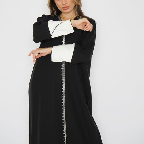 عباية سوداء بكم و بتطريز أبيض 6026