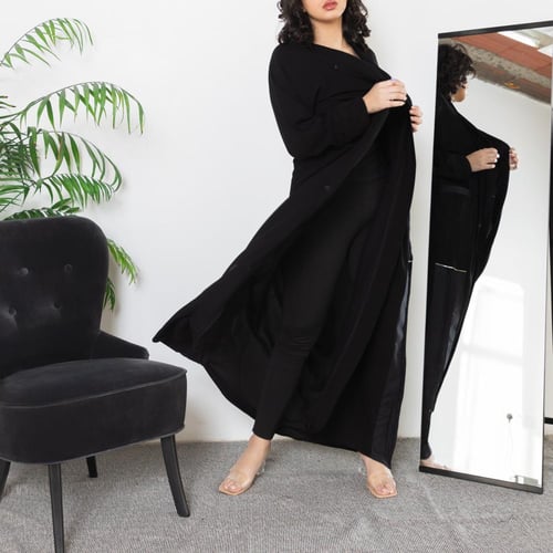 عباية سوداء بطقطق وجيوب مطرزة من الجنب N1073