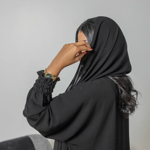 عبايه سوداء سادة بكم مزموم القفله طقطق رقم 5016