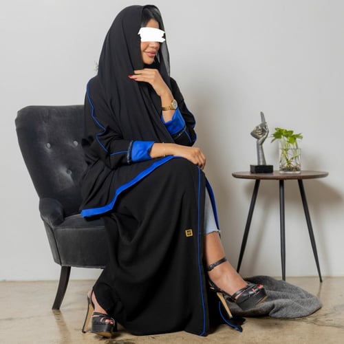 عبايه سوداء بكم ملون وتطريز خفيف 5015